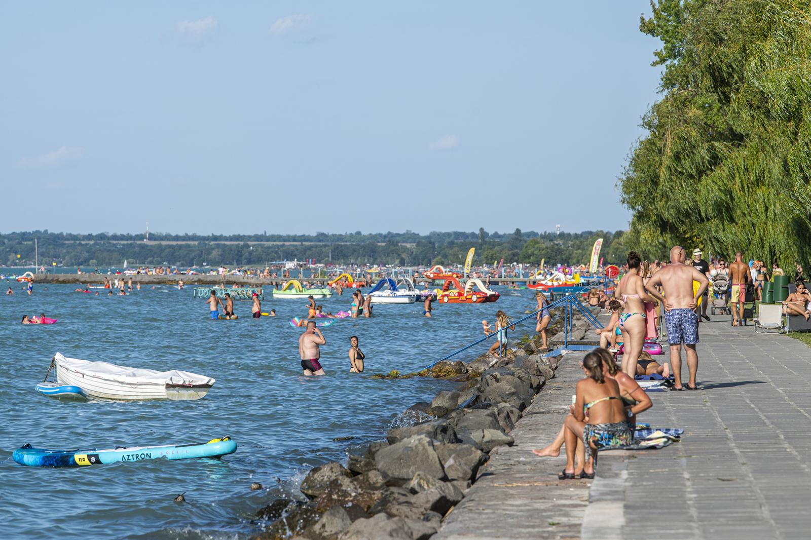 Nincs árrobbanás a Balaton-parton, de egy négytagú család így se nagyon ússza meg 400 ezer alatt az ötnapos nyaralást