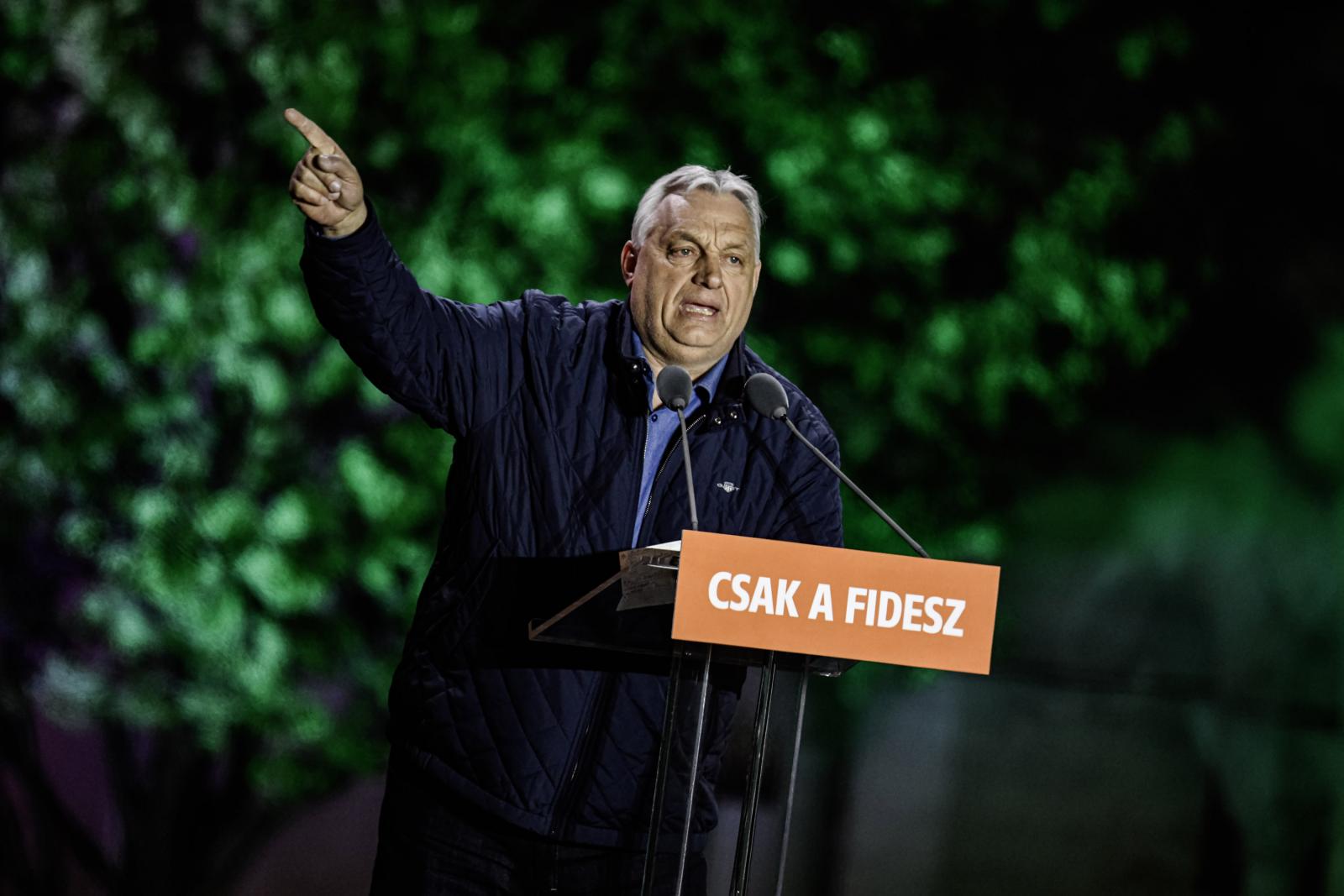 Orbán Viktor viccesnek találja, hogy Magyarországon bárkit „eltilthatnak a néptől”