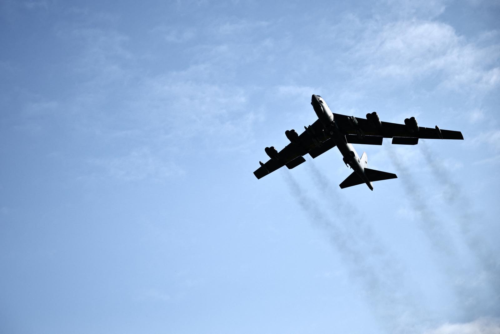 Lezuhant az amerikai légierő egyik nehézbombázója Kaliforniában, nyolc ember meghalt