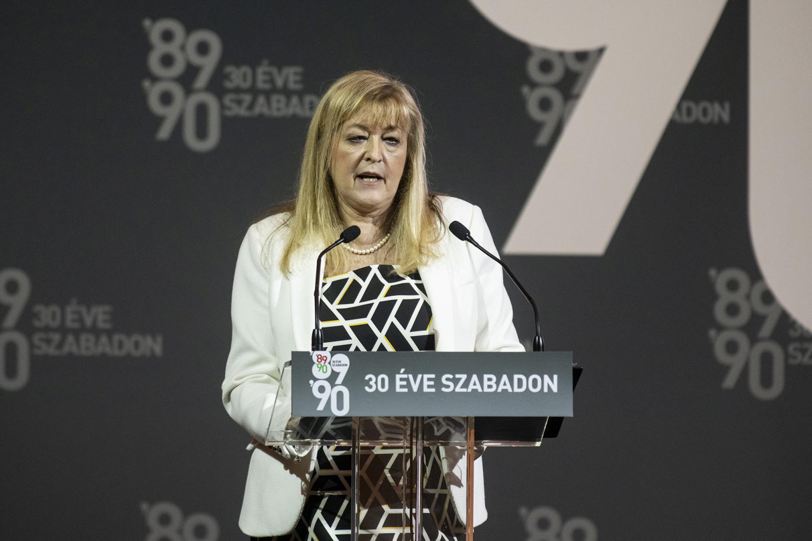 Csaknem háromszáz NER-közeli potentát bukja a milliós illetményt érő pozícióját