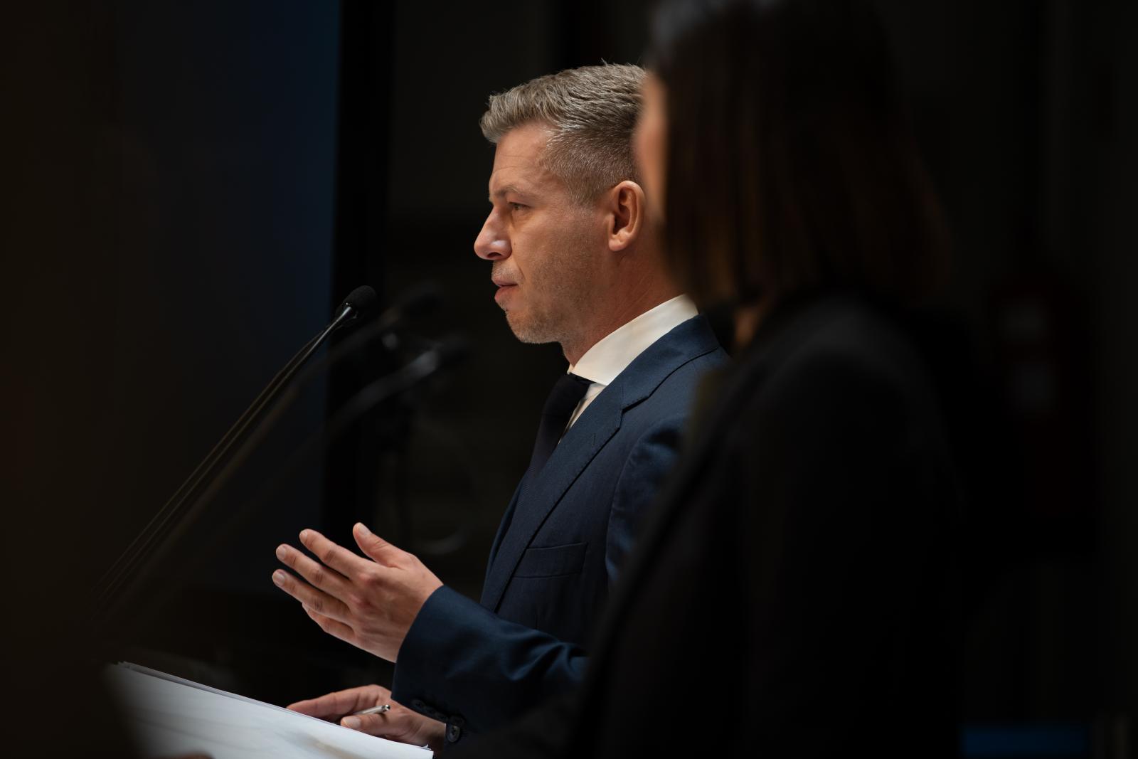 Bírálja Magyar Pétert a Magyar Helsinki Bizottság a migránsozás miatt