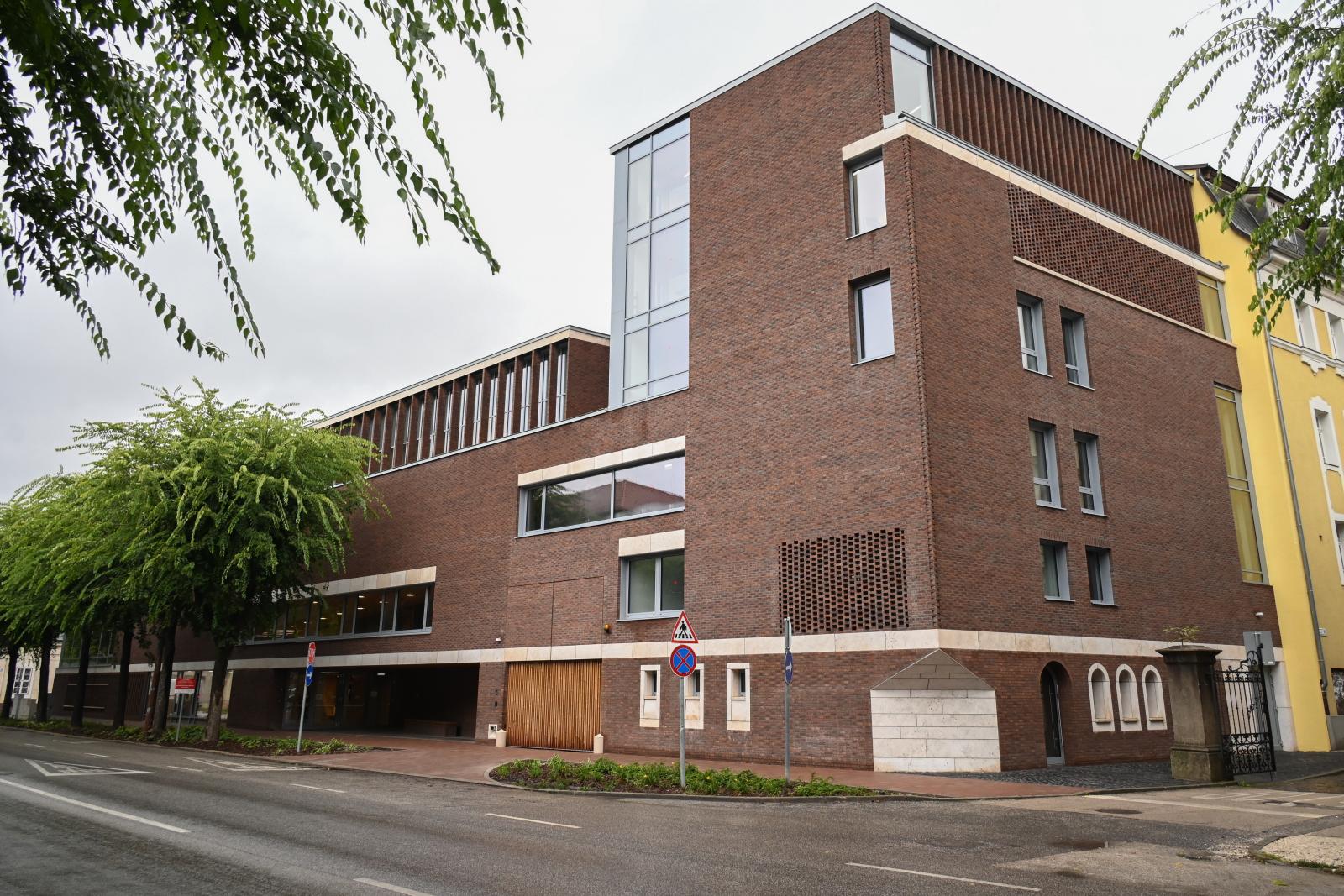A zuhanyzóba vonszolt és többször gyomorszájon vágott egy diákot a prefektusa az esztergomi ferences kollégiumban