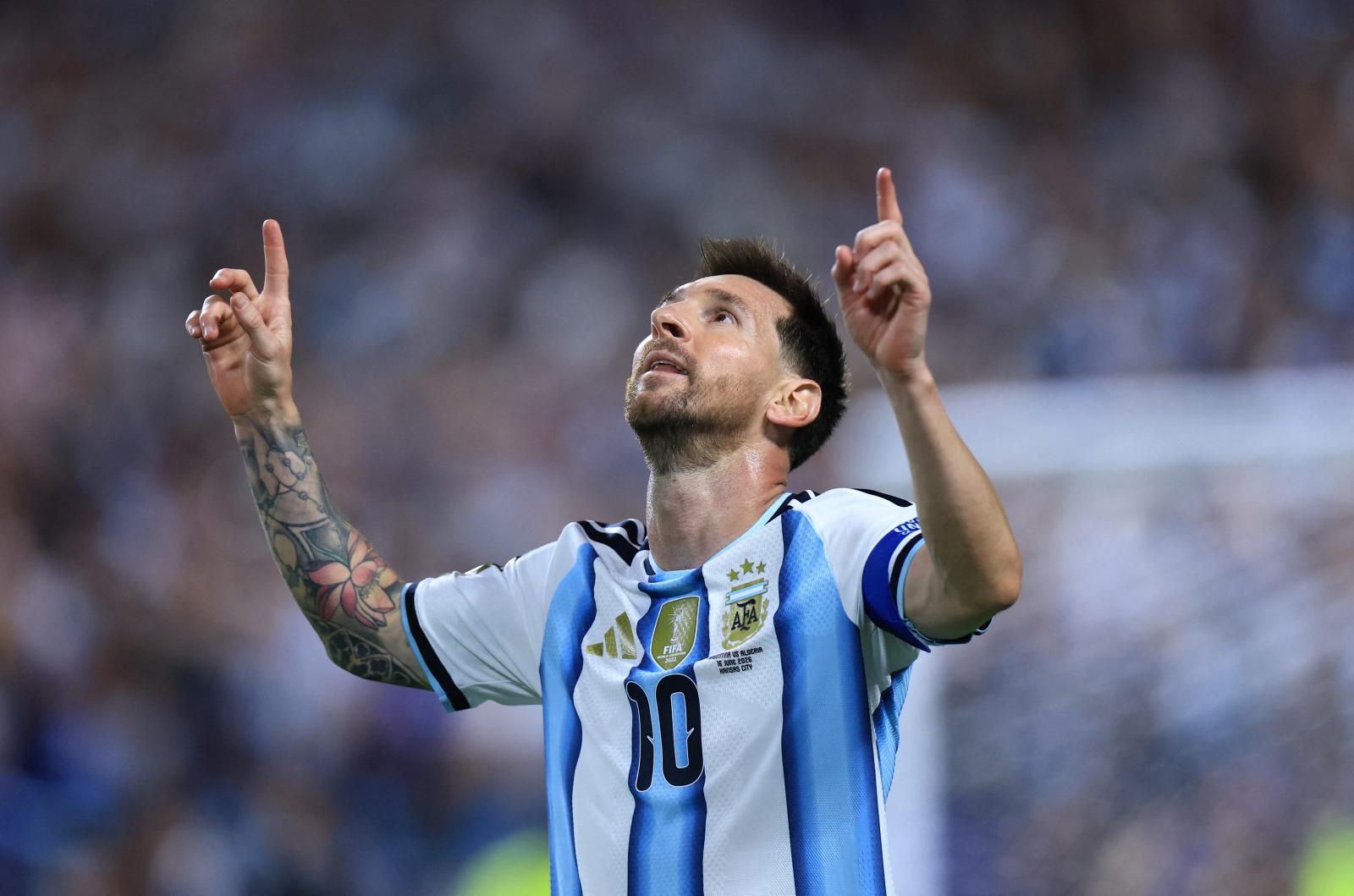 Lionel Messi triplájával rajtoltak az argentinok