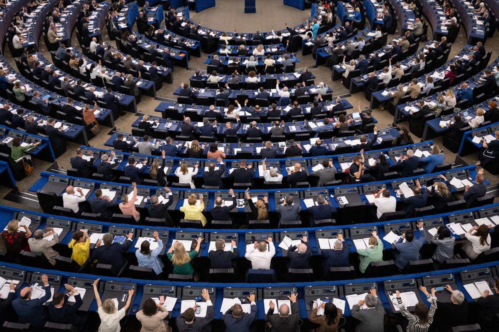 Megszavazta az Európai Parlament az illegális bevándorlók kitoloncolásáról szóló szigorított szabályokat