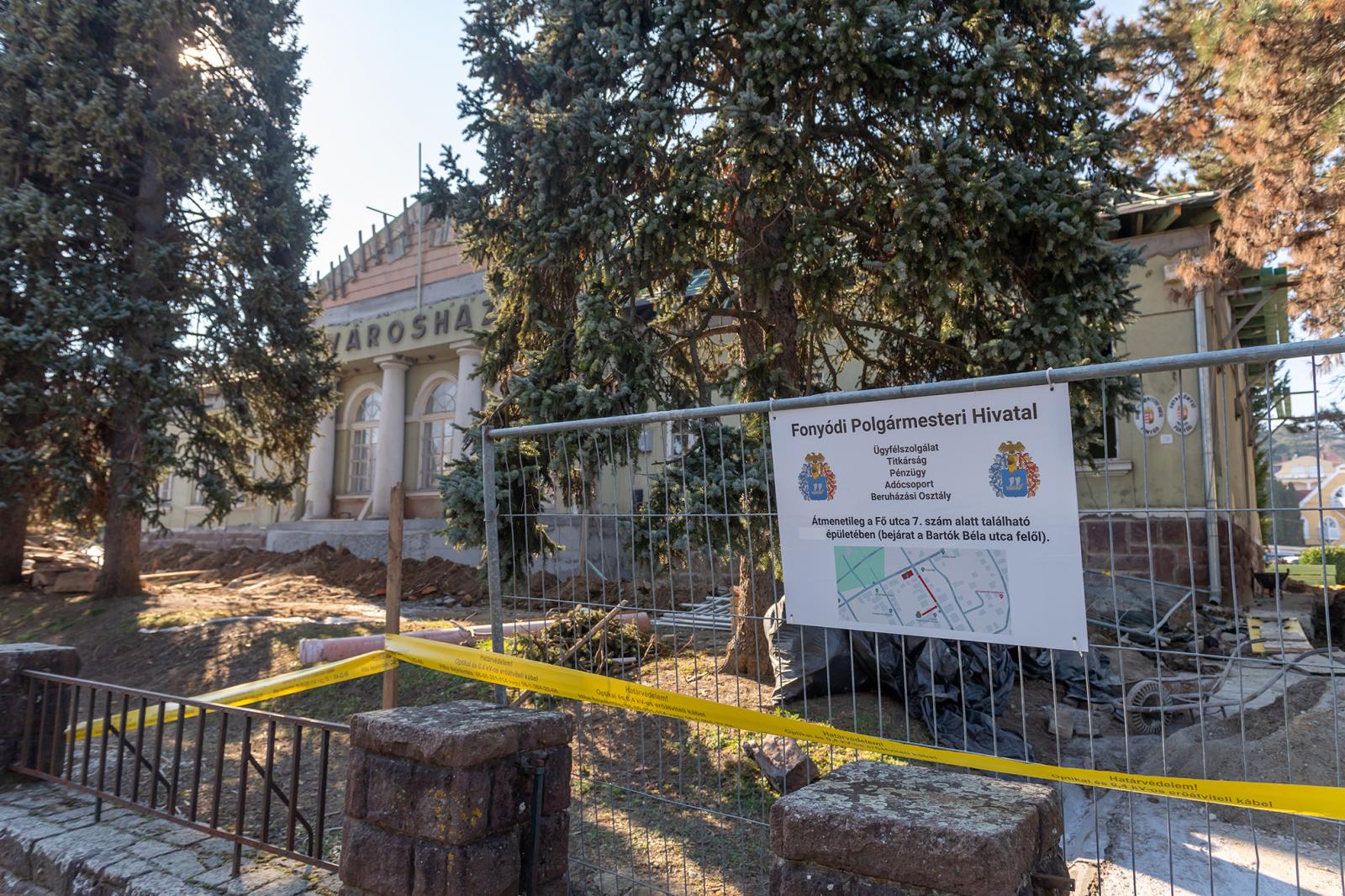 Harminc napra letartóztatásba helyezték a fonyódi városüzemeltetési cég ügyvezetőjét és az egyik rokonát