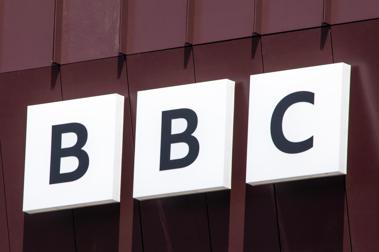 Több mint 500 embert rúgnak ki a BBC-től