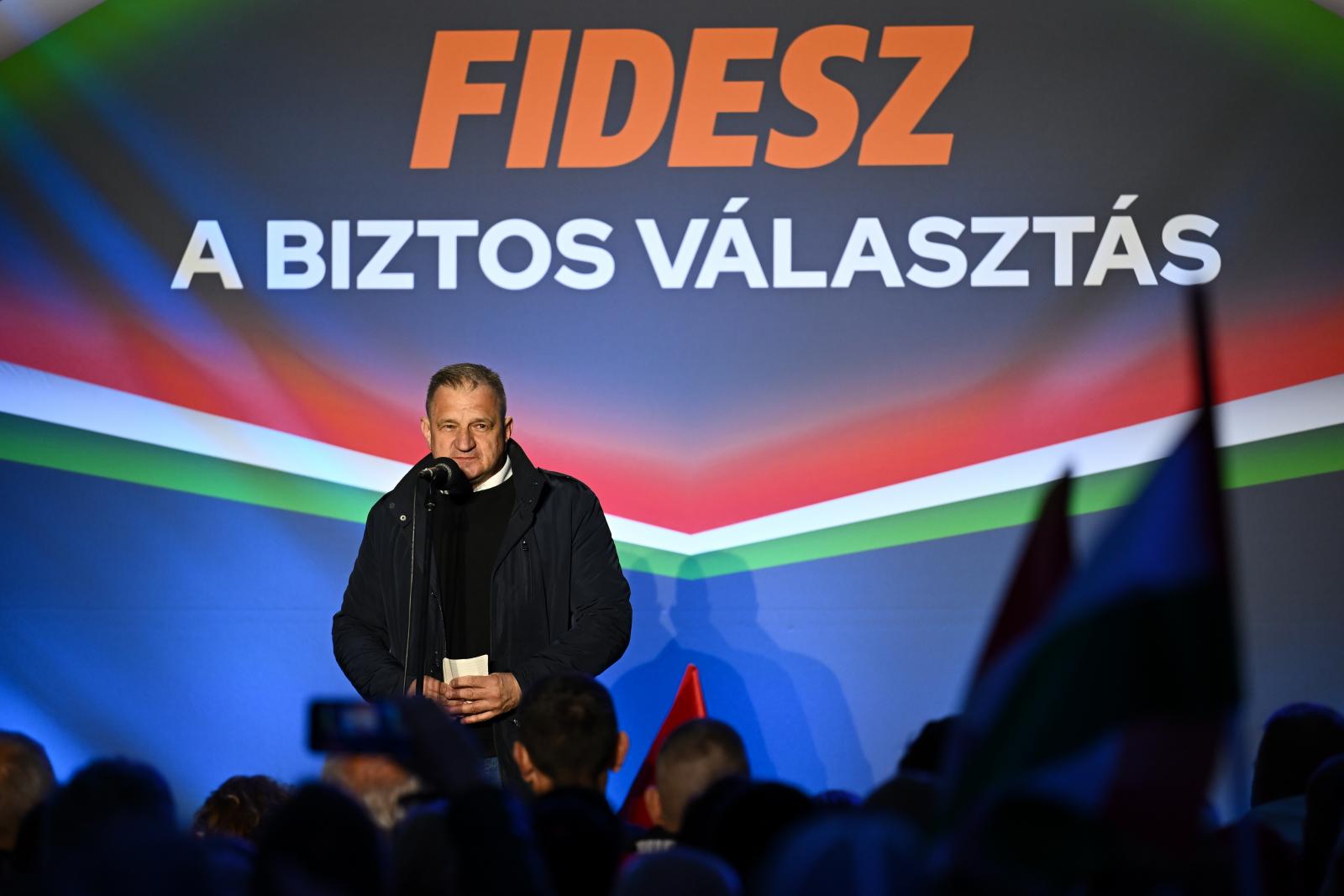 Nyomoz a rendőrség az esztergomi fideszes jelöltnek aláírásokat gyűjtő kormánytisztviselők ügyében