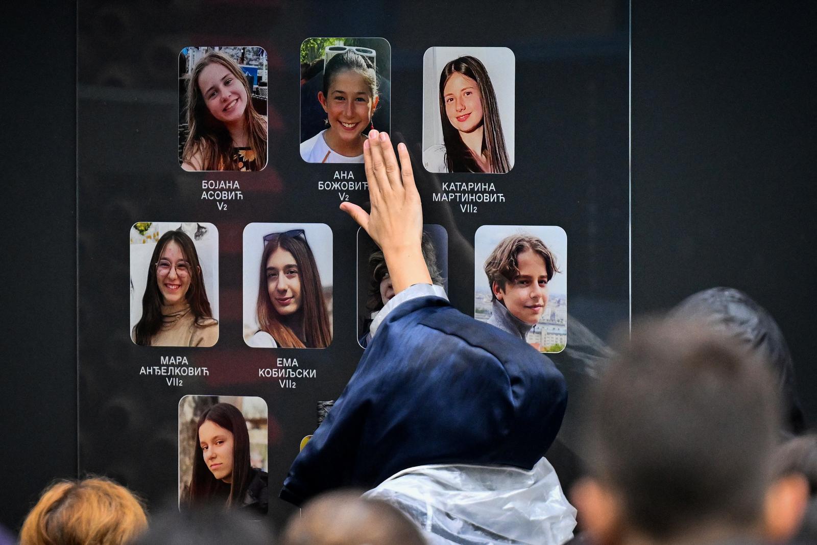 Ismét elítélték a belgrádi iskolai lövöldözéssel vádolt fiú szüleit, de fellebbezések miatt folytatódik a büntetőper