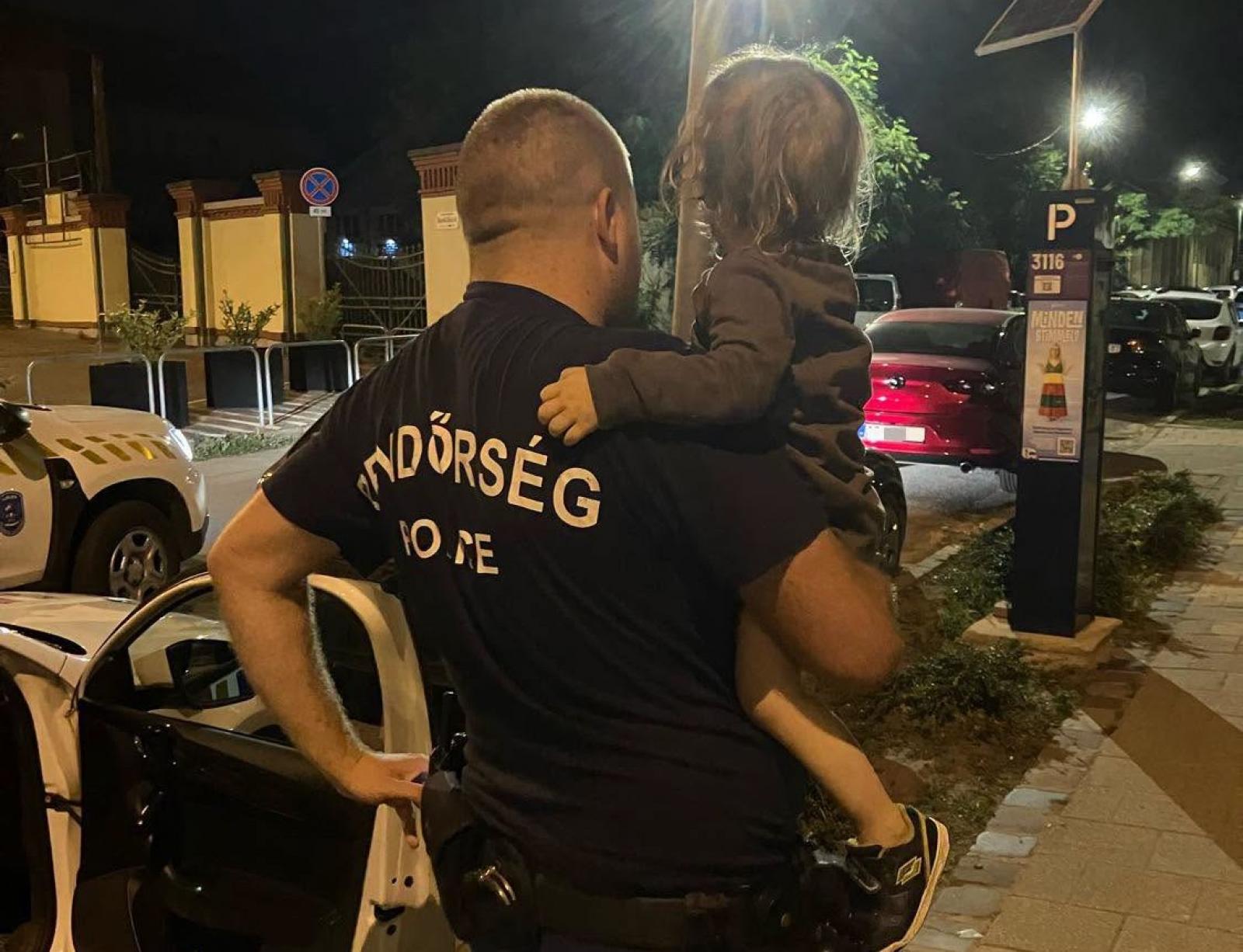 Felügyelet nélkül hagytak négy gyereket egy XI. kerületi játszótéren, késő este a rendőrök vitték haza őket
