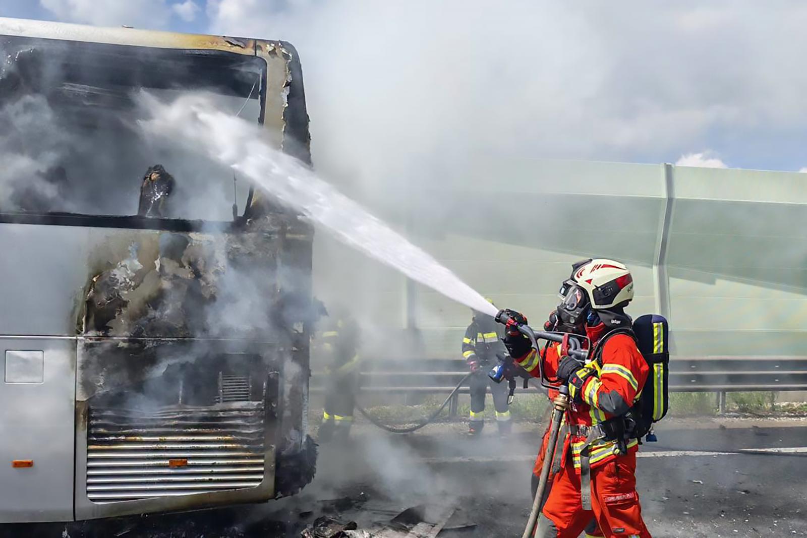 Kigyulladt egy magyar fiatalokat szállító busz Ausztriában, 30 embert kellett kimenteni