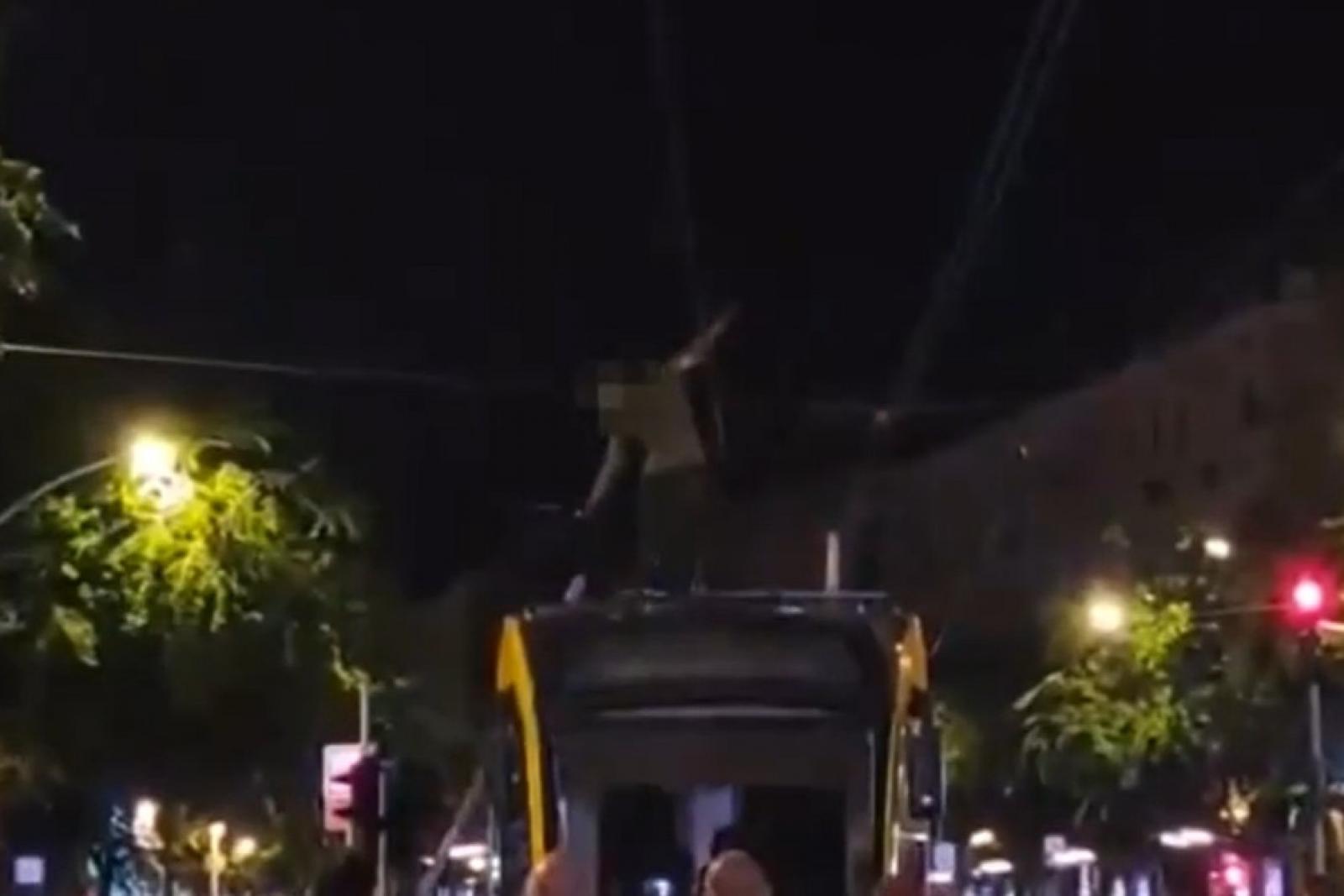 Órákig táncolt egy férfi a villamos tetején Budapesten, rendőröknek kellett leszedni róla