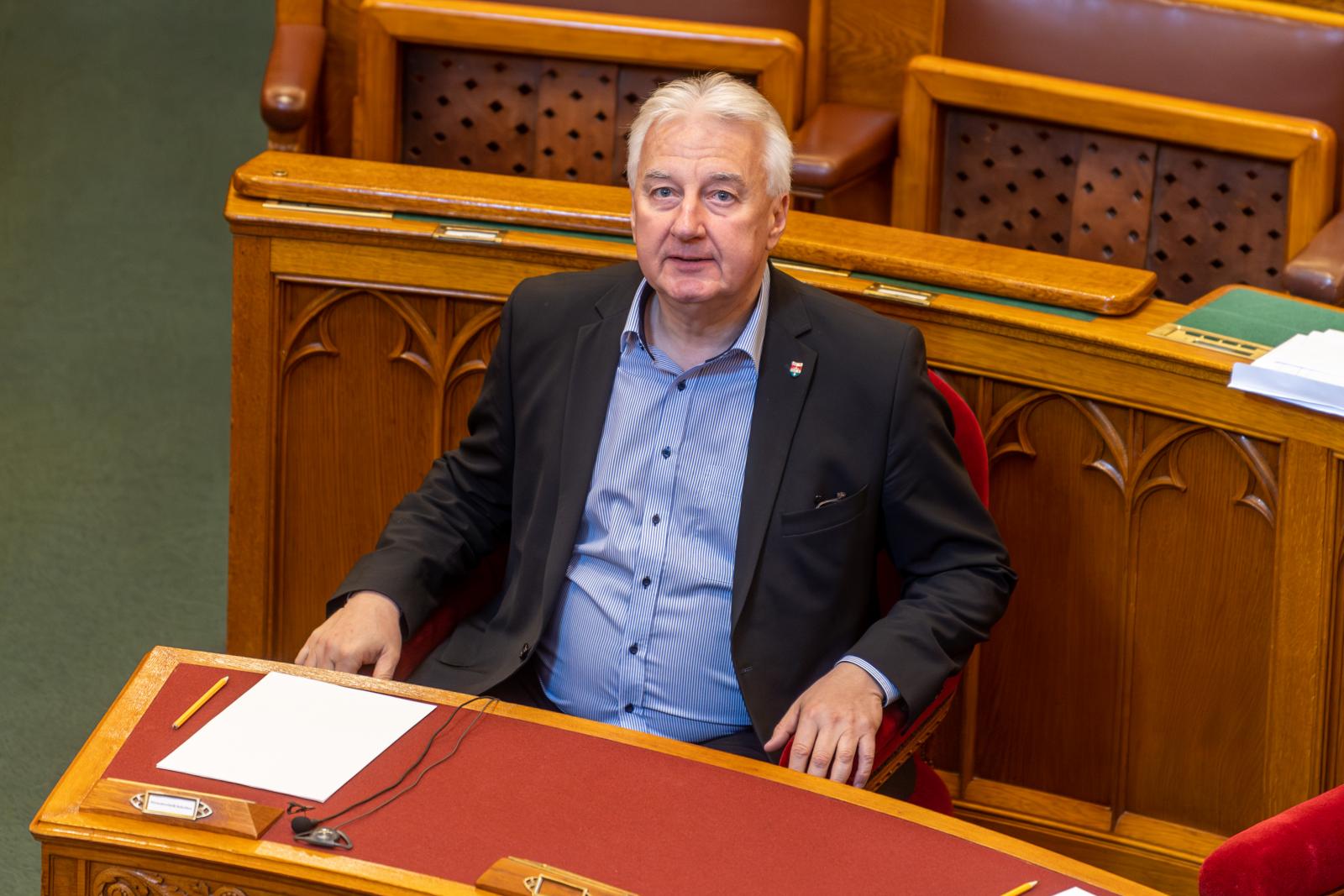 Velkey György László: Mindössze egy baráti megszólítás kellett Semjén Zsoltnak, hogy rábólintson kanadai emberek honosítására
