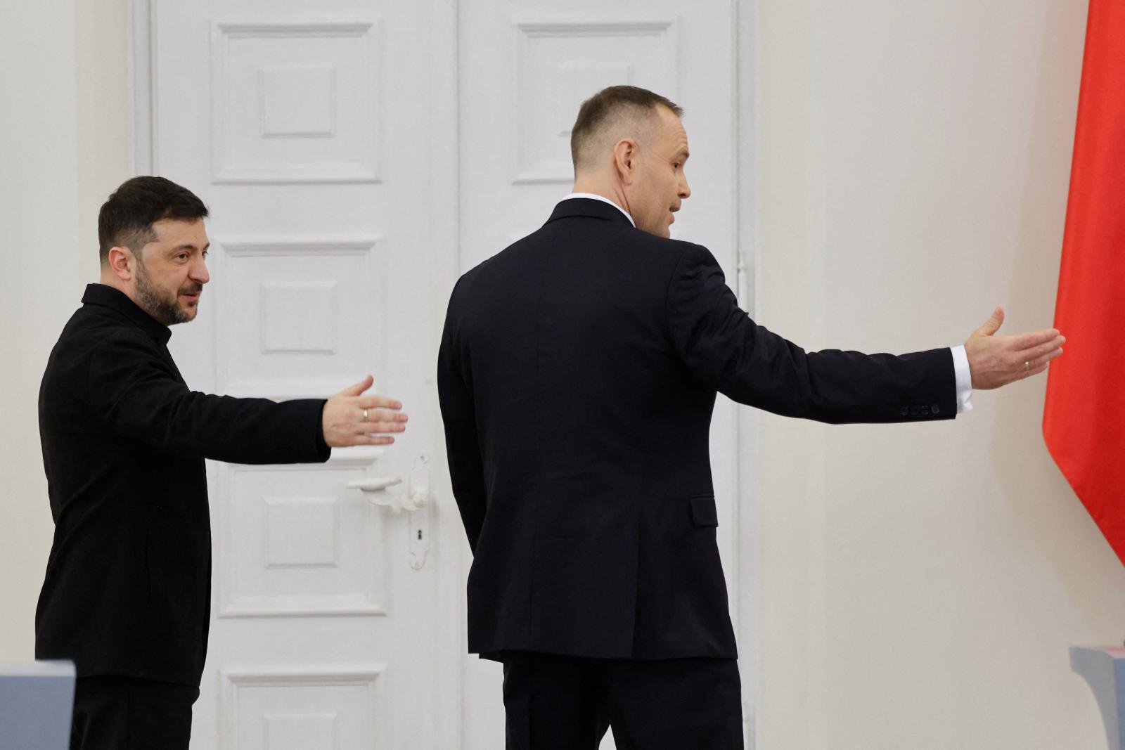 Ez kezd elfajulni Karol Nawrocki megfosztotta Volodimir Zelenszkijt a lengyel kitüntetésétől, válaszul az ukrán külügyminiszter és az elnöki iroda vezetője lemondott a magáéról