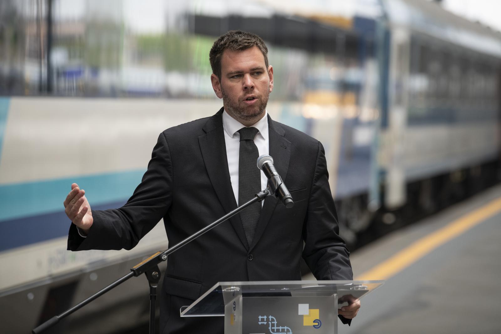 Vitézy Dávid klimatizált InterCity-kocsikra bukkant a Dunakeszi Járműjavítóban
