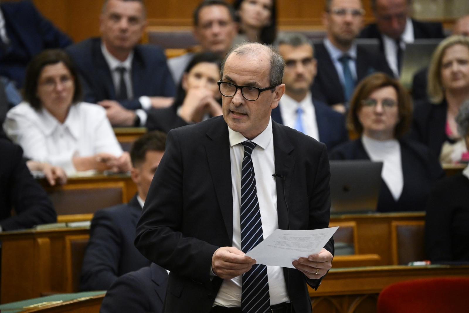 Hegedűs Zsolt: Megnyitjuk a kórházakat a nyilvánosság előtt
