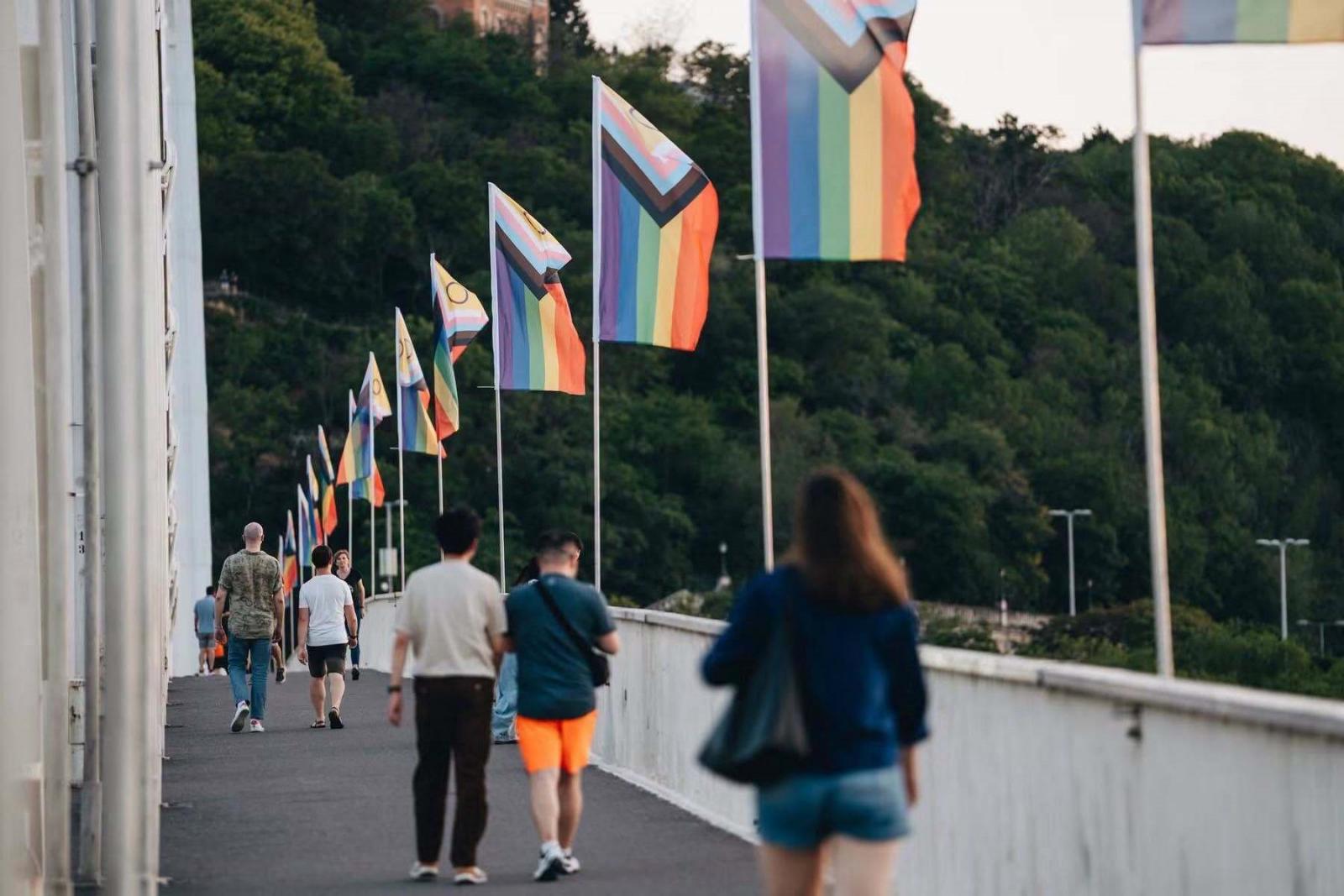 Eltűntek a Pride-zászlók az Erzsébet hídról, a főváros feljelentést tesz