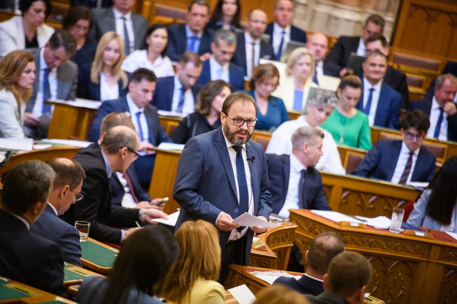 Kármán András: Magyarország elkötelezett az euró bevezetése mellett, 2030-ig teljesítjük a kritériumokat