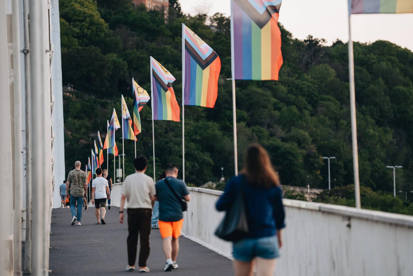 Nyomozás indult az Erzsébet hídról eltűnt Pride-zászlók ügyében