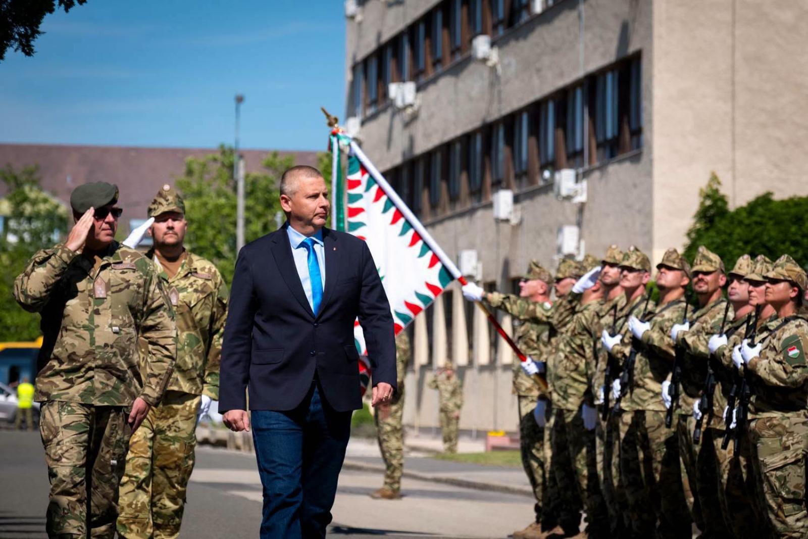 Ruszin-Szendi Romulusz közölte, társadalmi egyeztetésen van a „fiatalítás” címén eltávolított katonák visszavétele