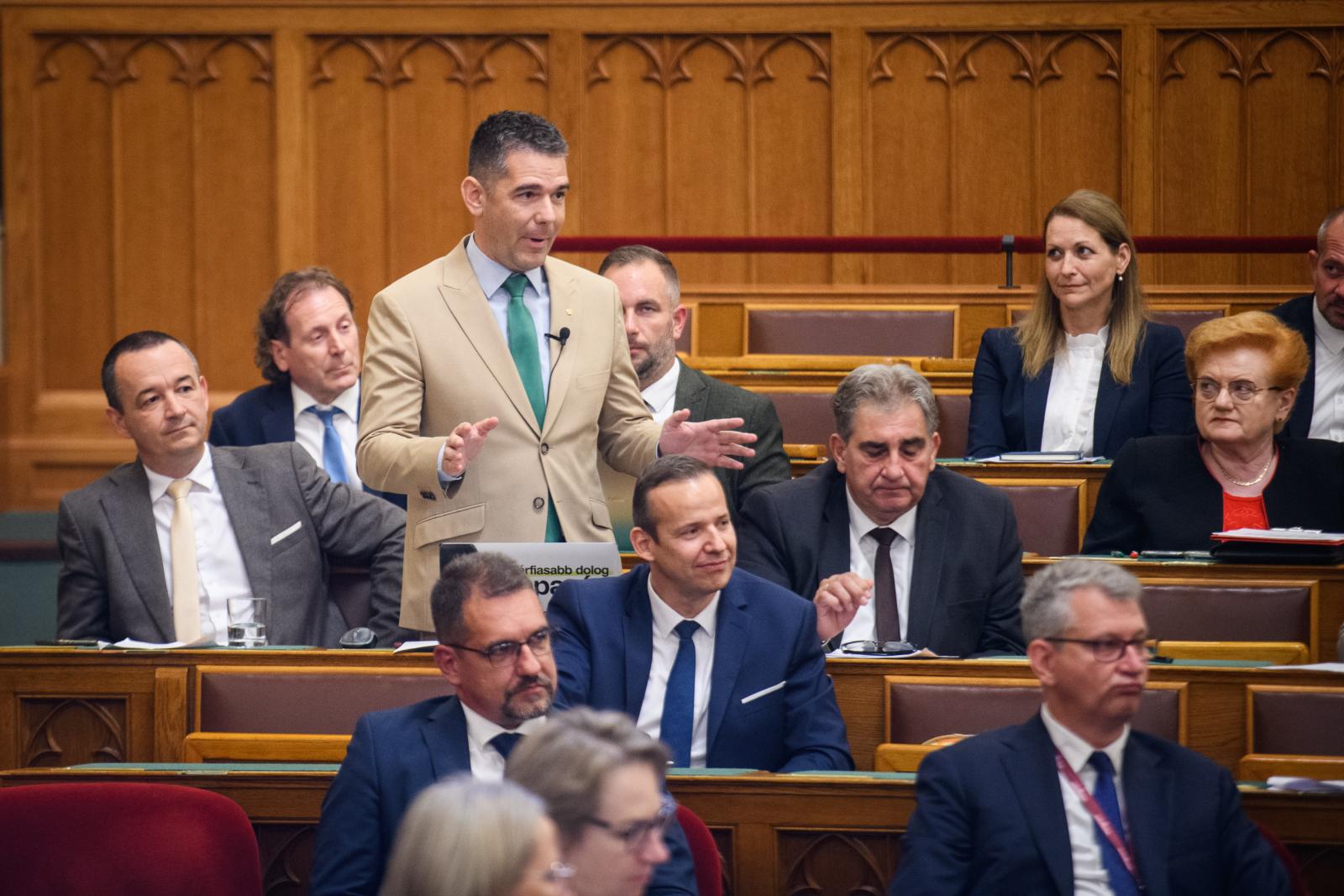 Novák Előd kifizeti a Pride-zászlók Dunába hajítása miatti bírságot