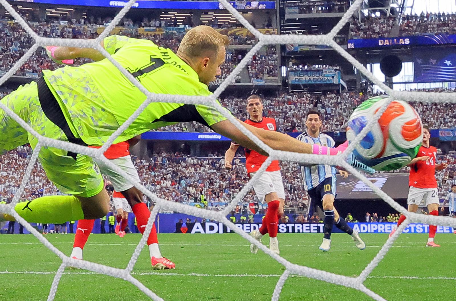 Lionel Messi duplájával biztos továbbjutók a címvédő argentinok
