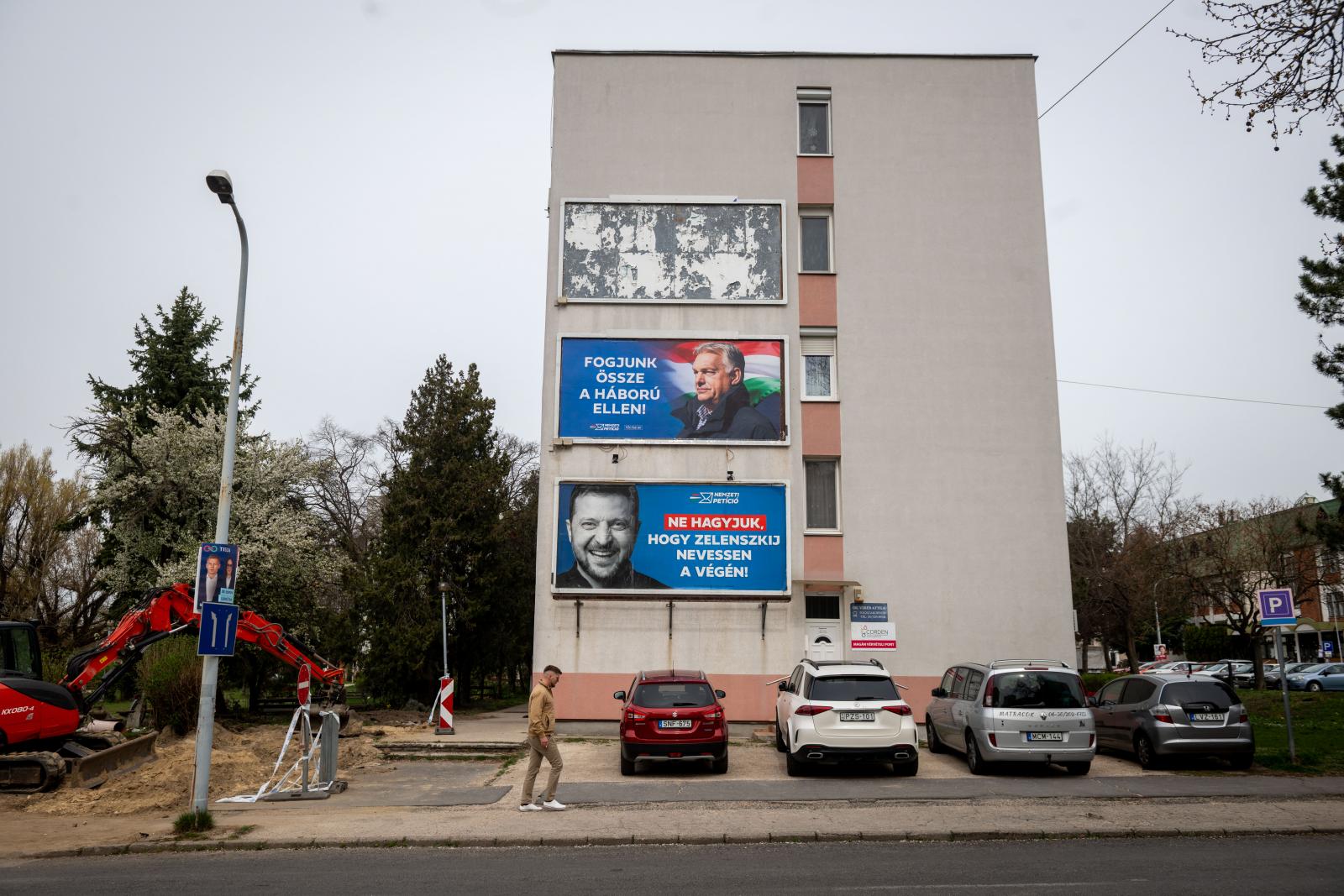 Gyűlöletkeltő plakátok: a társasházakért aggódik a Fidesz