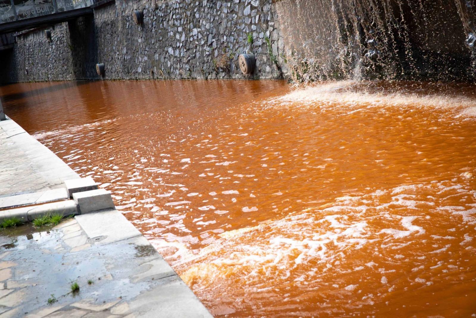 Narancssárga lett a miskolci Szinva patak