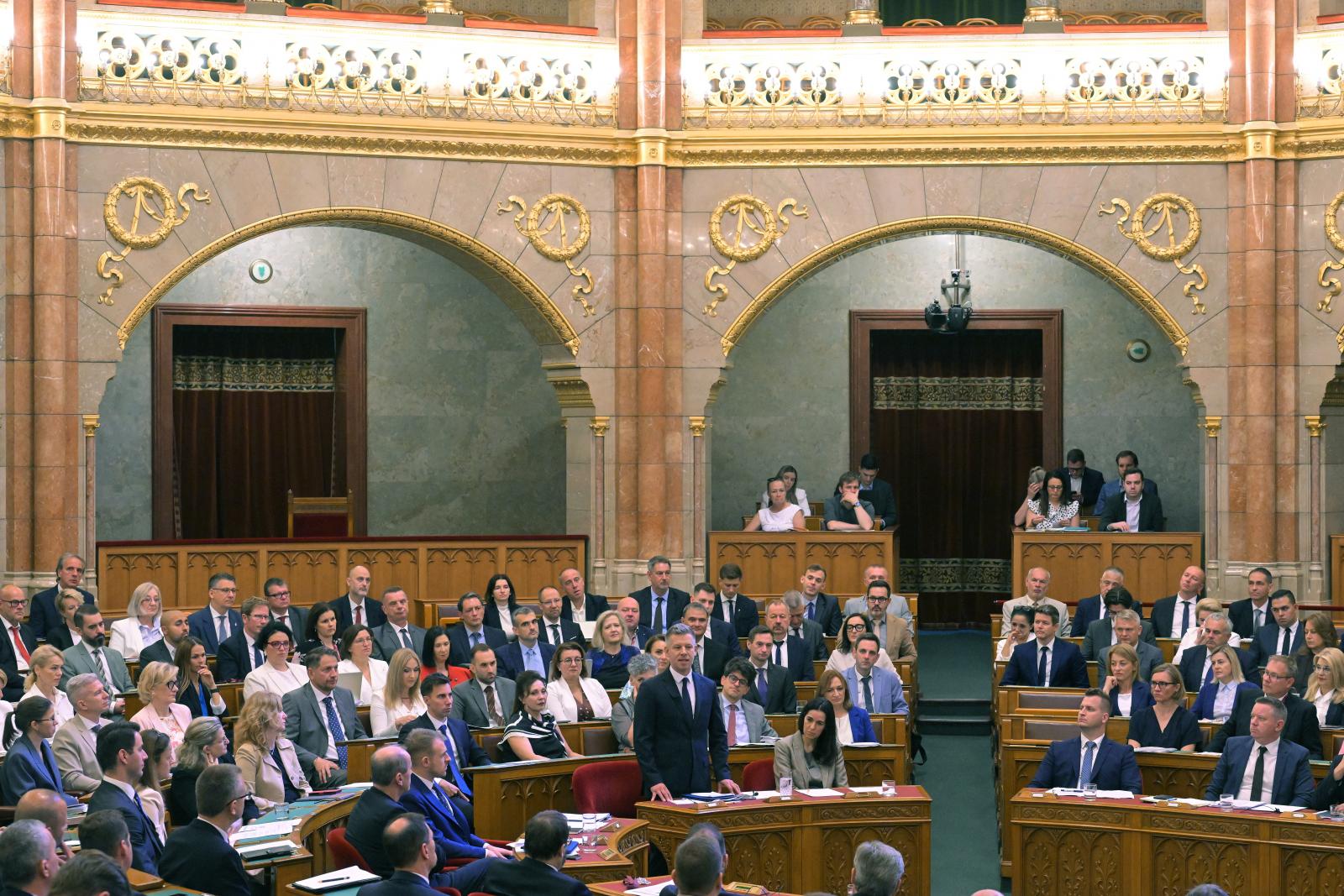 A Parlamenten kívüli pártokat is bevonnák az ősszel induló alkotmányozási folyamatba