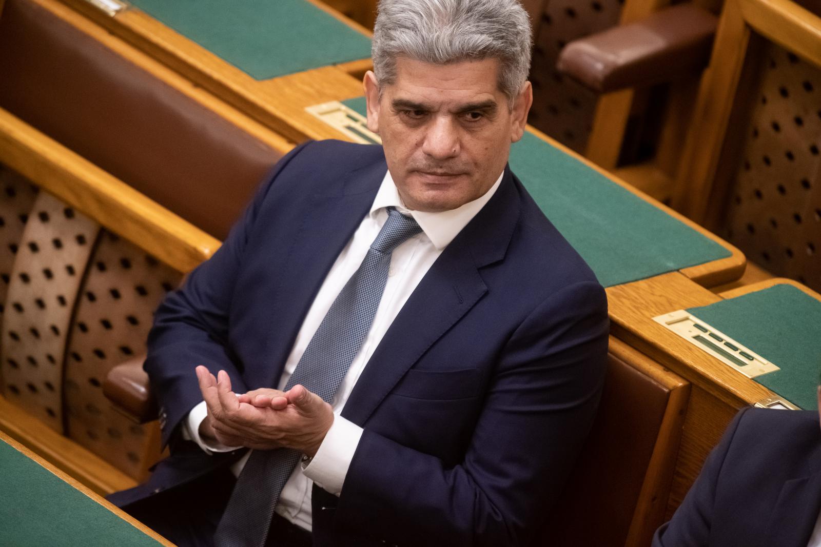 Farkas Flórián mozgolódik, egy falusi közösségi házban tart kongresszust a Lungo Drom