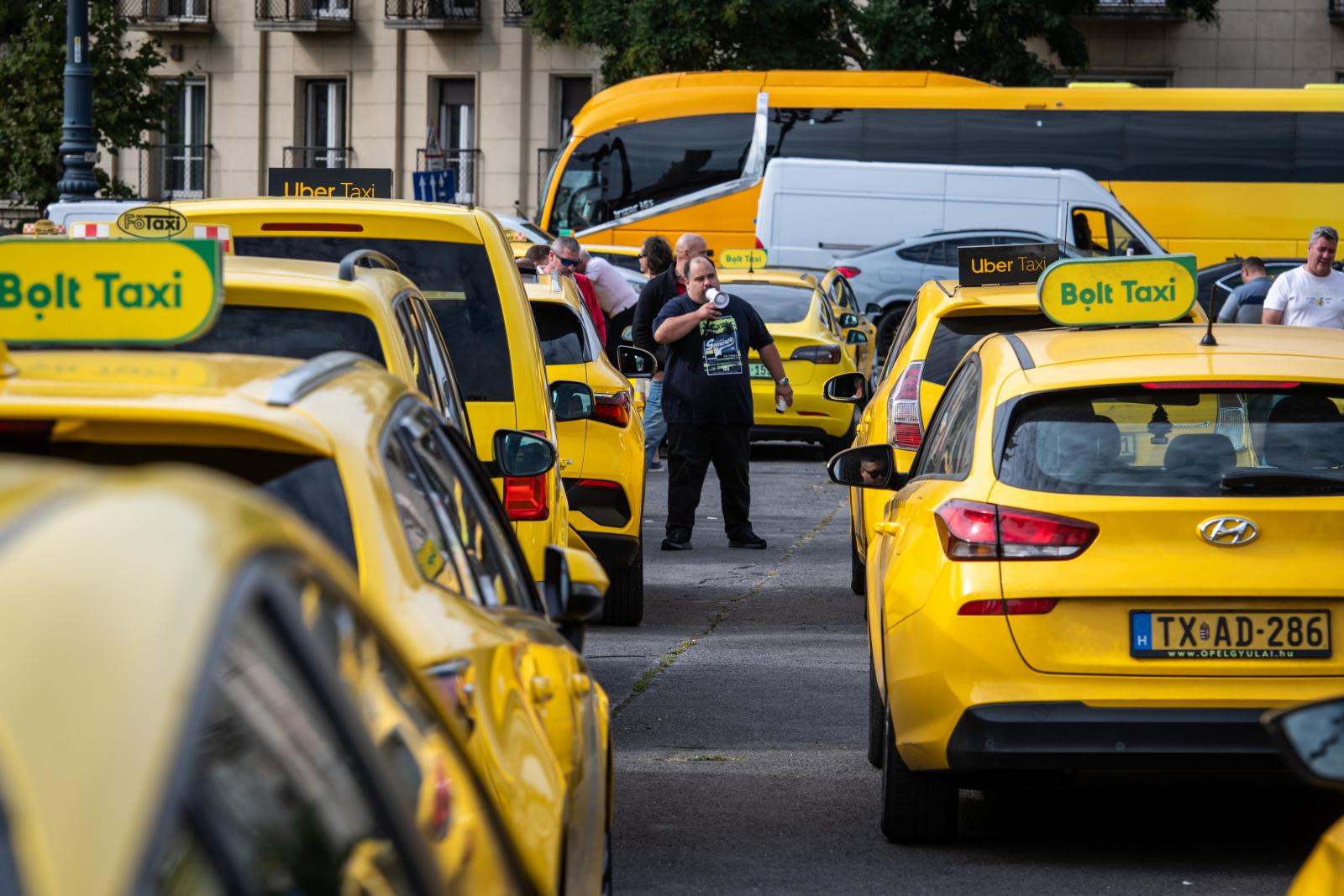 Újra napirenden a taxitarifák emelésére vonatkozó javaslat: 18 százalékkal emelnének a taxisok