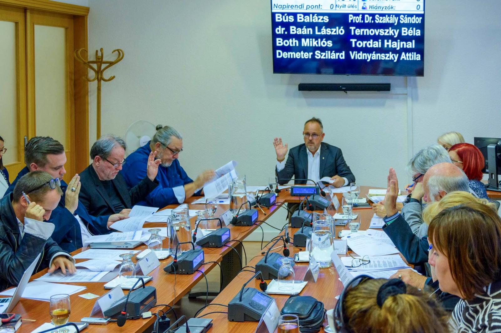 Az NKA 17 milliárdos támogatásának döntéshozóit vették őrizetbe a fideszes Bús Balázzsal együtt