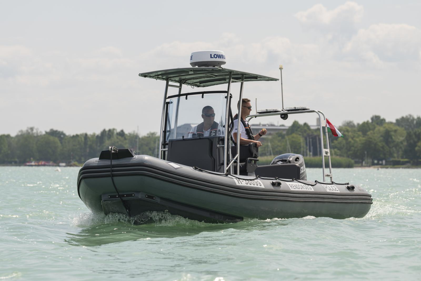 81 éves szörföst mentettek ki kedden a Balatonból