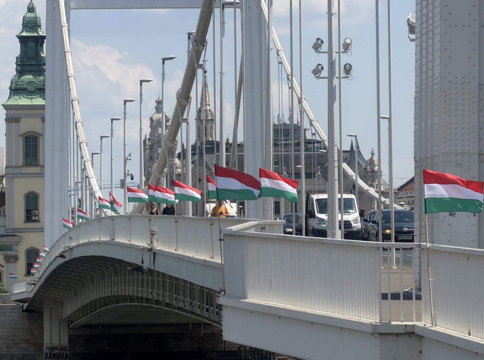 Magyar zászlókat tűzött ki az Erzsébet hídra a Mi Hazánk, miután egy férfi a Dunába dobta a szivárványos lobogókat