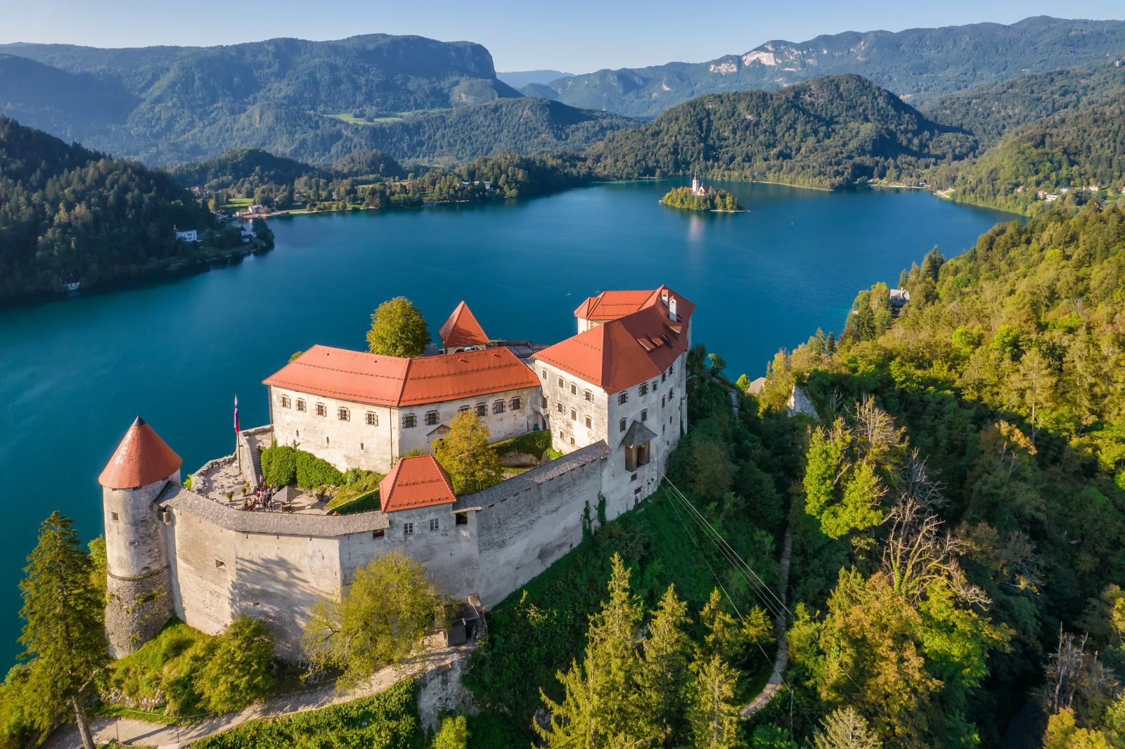 Lezuhant és súlyosan megsérült egy magyar gyerek Szlovéniában a bledi várnál