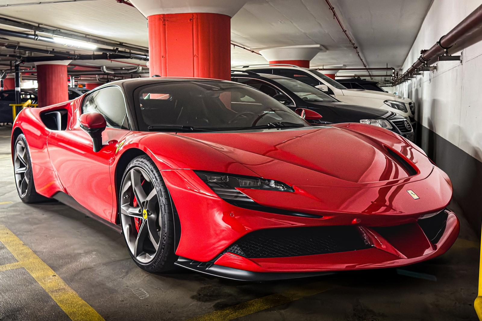 Újabb Ferrarit fotóztak le a Hungast-tulajdonos parkolóhelyén