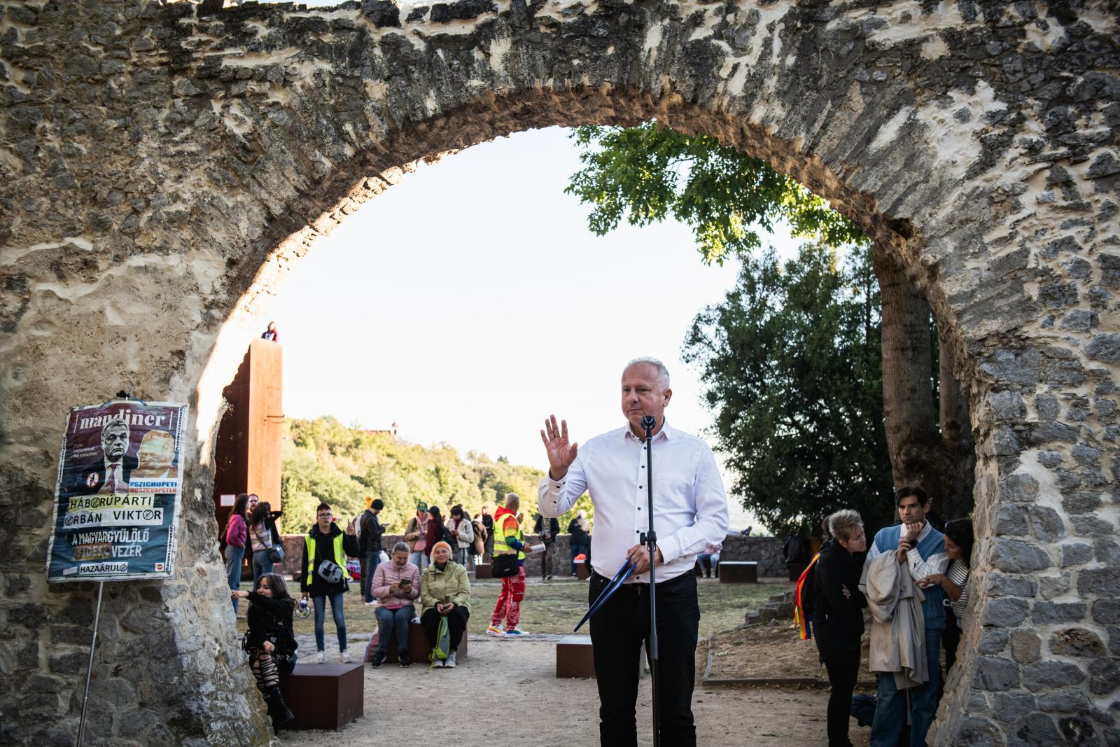 Befagyasztják a pécsi önkormányzati képviselők fizetését