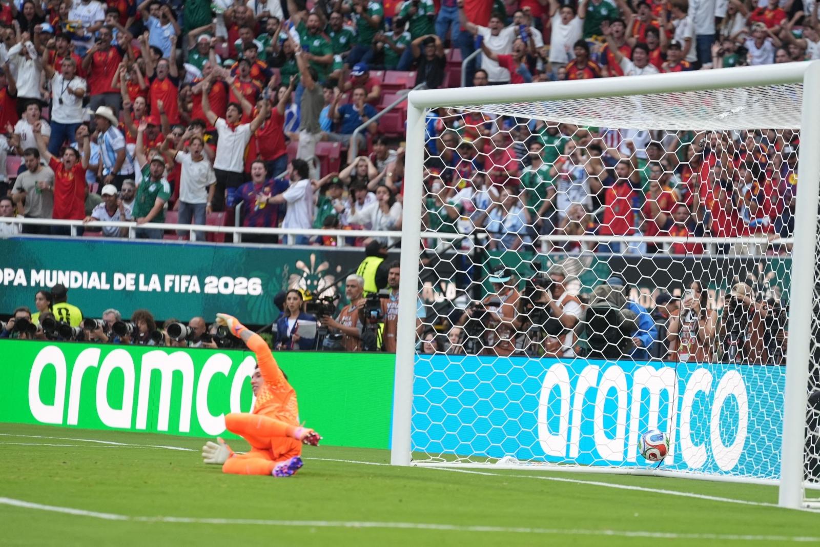 Sokba került Uruguaynak kapusa, Fernando Muslera hibája, ami miatt le is cserélték