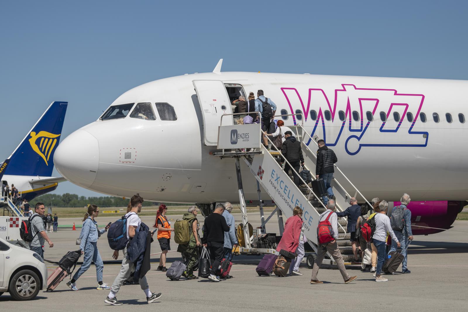 Több mint húsz utas végül nem szállhatott fel a Wizz Air Kefalónia–Budapest-járatára, mert amíg késett a gép, lejárt egy légiutas-kísérő munkaideje