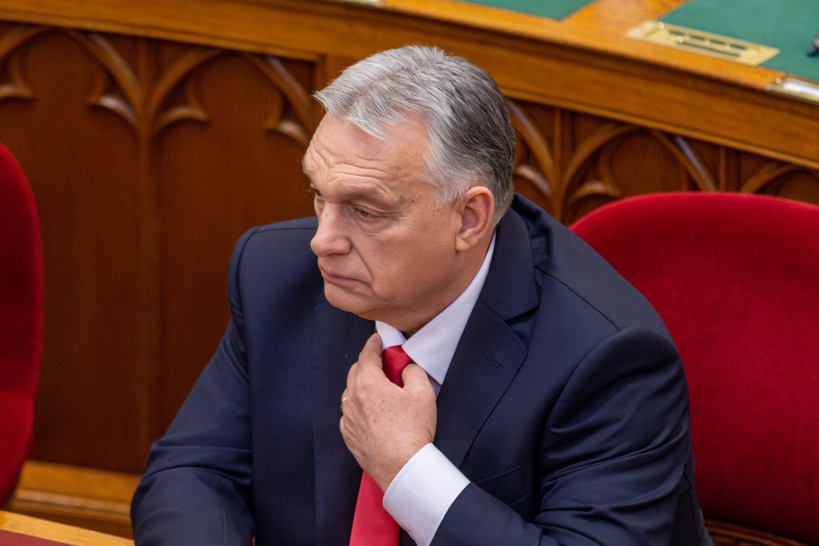 A távozó államtitkárok hathavi juttatását végül kifizetik, Orbán Viktor és egykori miniszterei lelépési pénzét civileknek adják