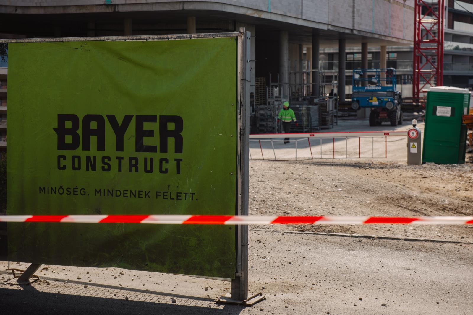 Szellemváros lett a zuglói Bayer-negyed, Magyar Péter kormánya leállította az állami cégek és hivatalok költözését