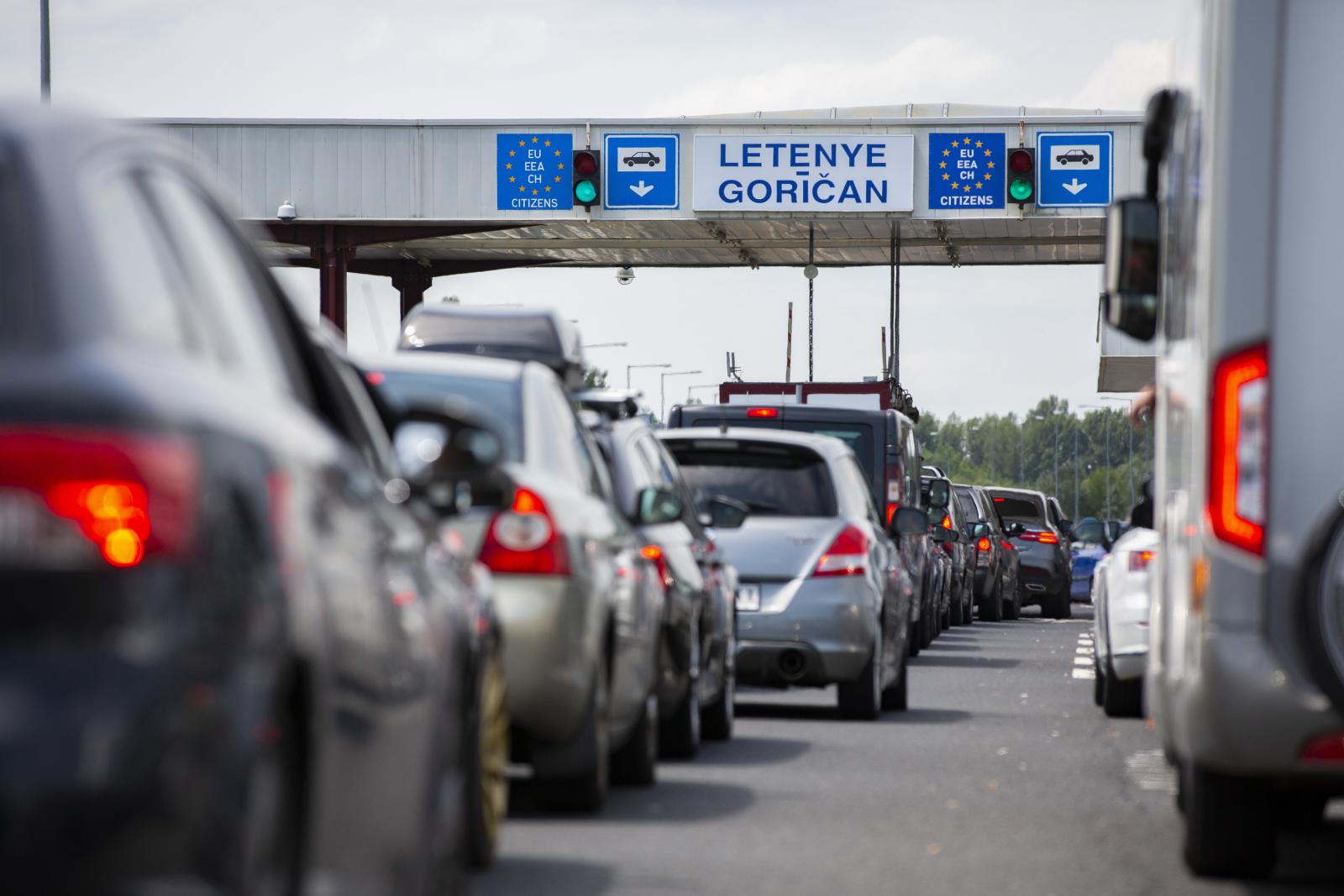 Ég a tarló az M7-esnél, a szálló füst veszélyezteti az autópálya közlekedését