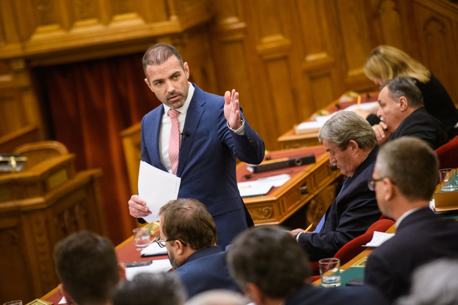 Tanulj már meg polgár lenni, magyar, magadat képviseld, ne a pártot!