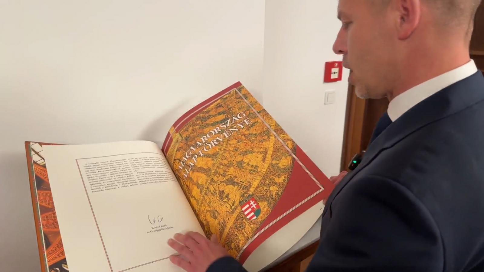 Magyar Péter a mai napon a kormány nevében benyújtja az Alaptörvény 17. módosítását