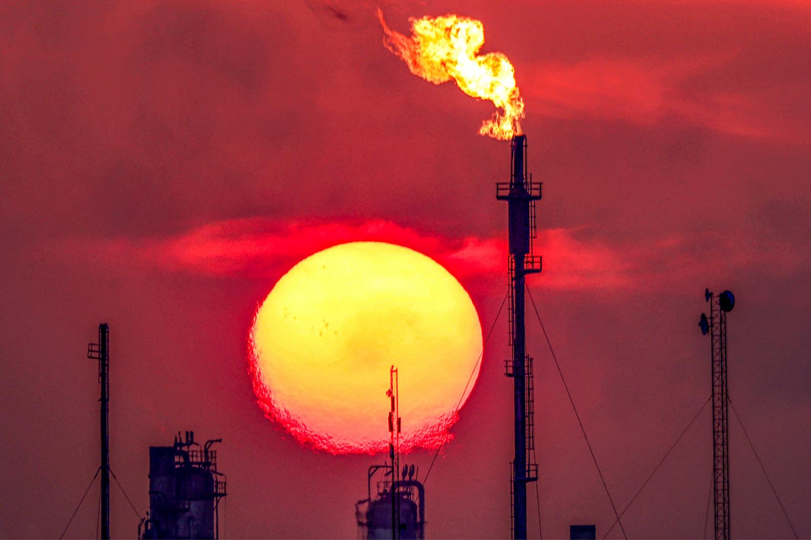 Megy a pazarlás, tavaly annyi földgázt égettek el a kitermelők fáklyázással, amennyi egy egész földrész energiaigényét fedezné