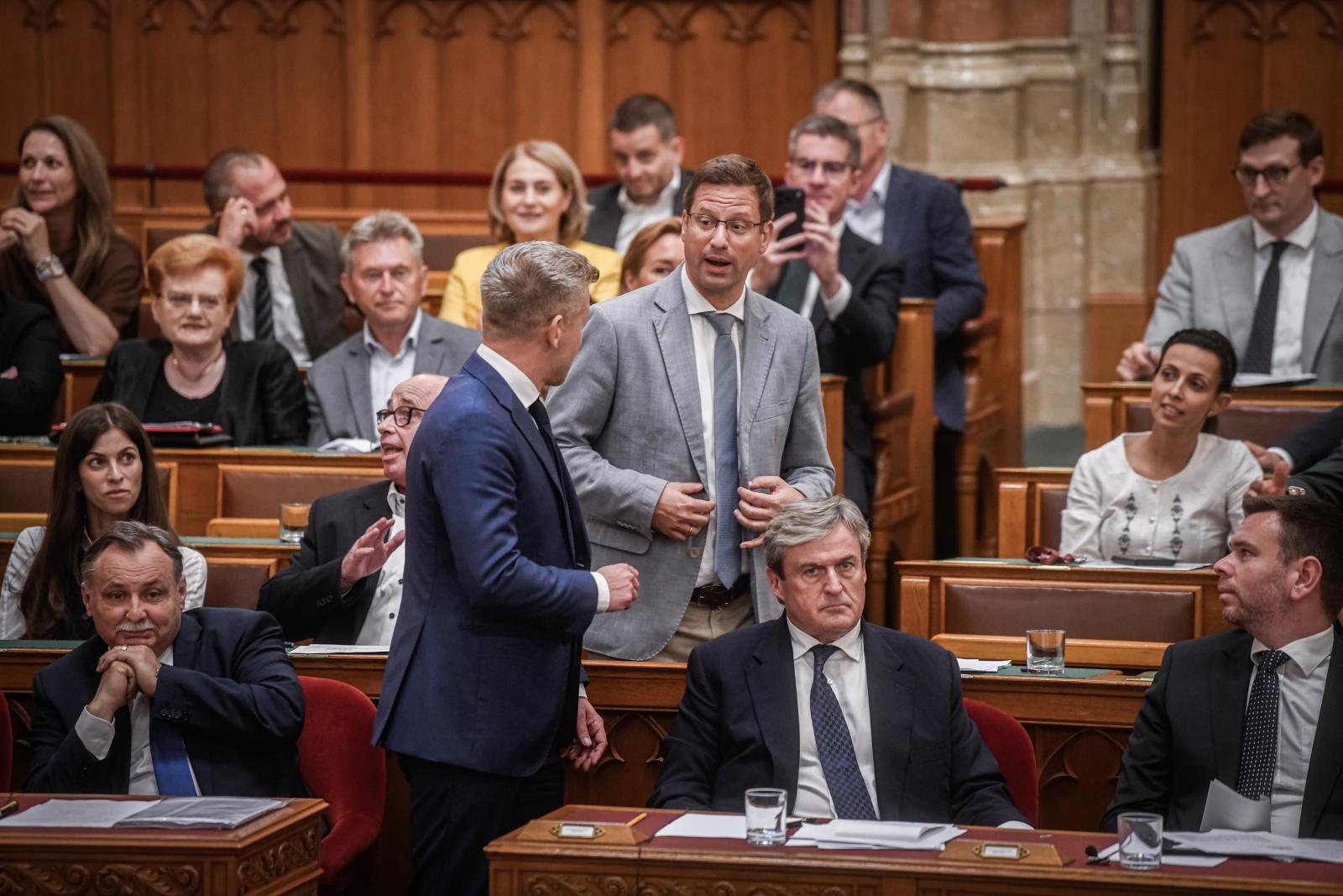 Magyar Péter kinevette Gulyás Gergelyt, szerinte vicces, hogy a Fidesz elkezdett aggódni az alkotmányért