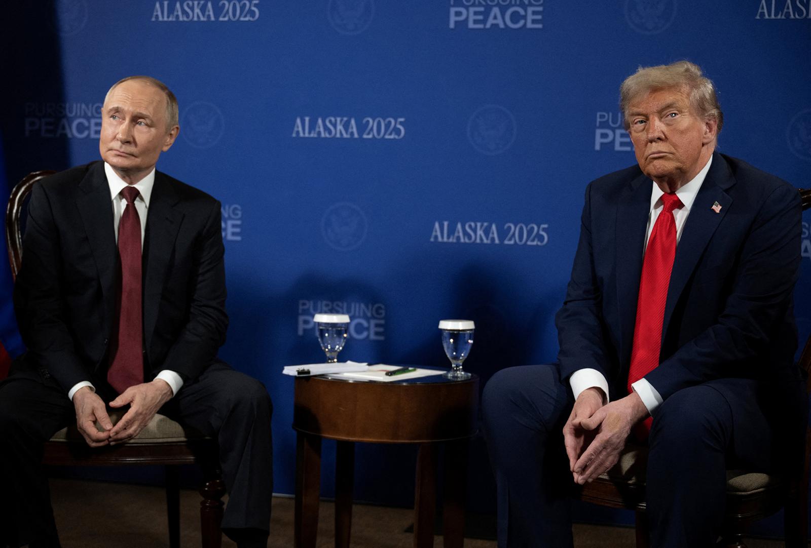 Közel másfél órát beszélt egymással Donald Trump és Vlagyimir Putyin