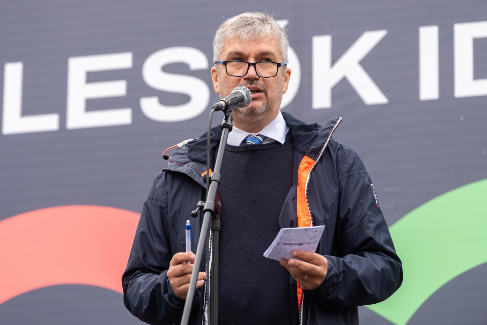 „Pont az ellenkezőjét éri el a miniszterelnök úr” – Hadházy Ákos üzent Magyar Péternek