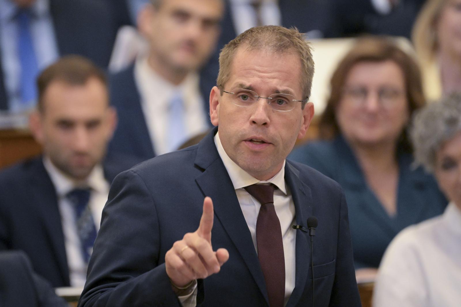 Magyar Péter elutazik, egy hétig Ruff Bálint veszi át itthoni feladatait