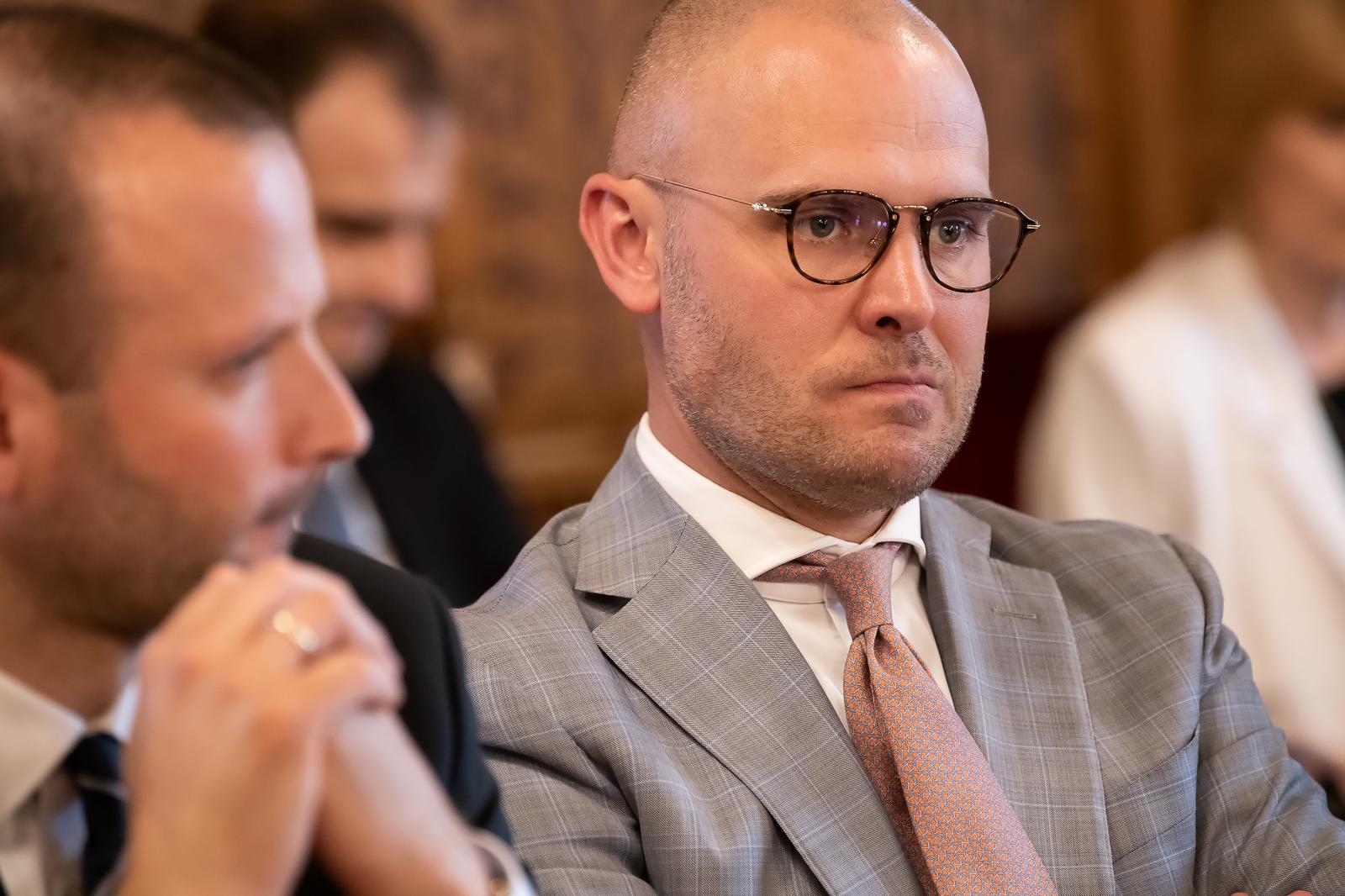 Távozott Martonyi János az Áder-féle alapítványból, a főigazgató havi kétmillióért Lázár János egykori helyettese lett