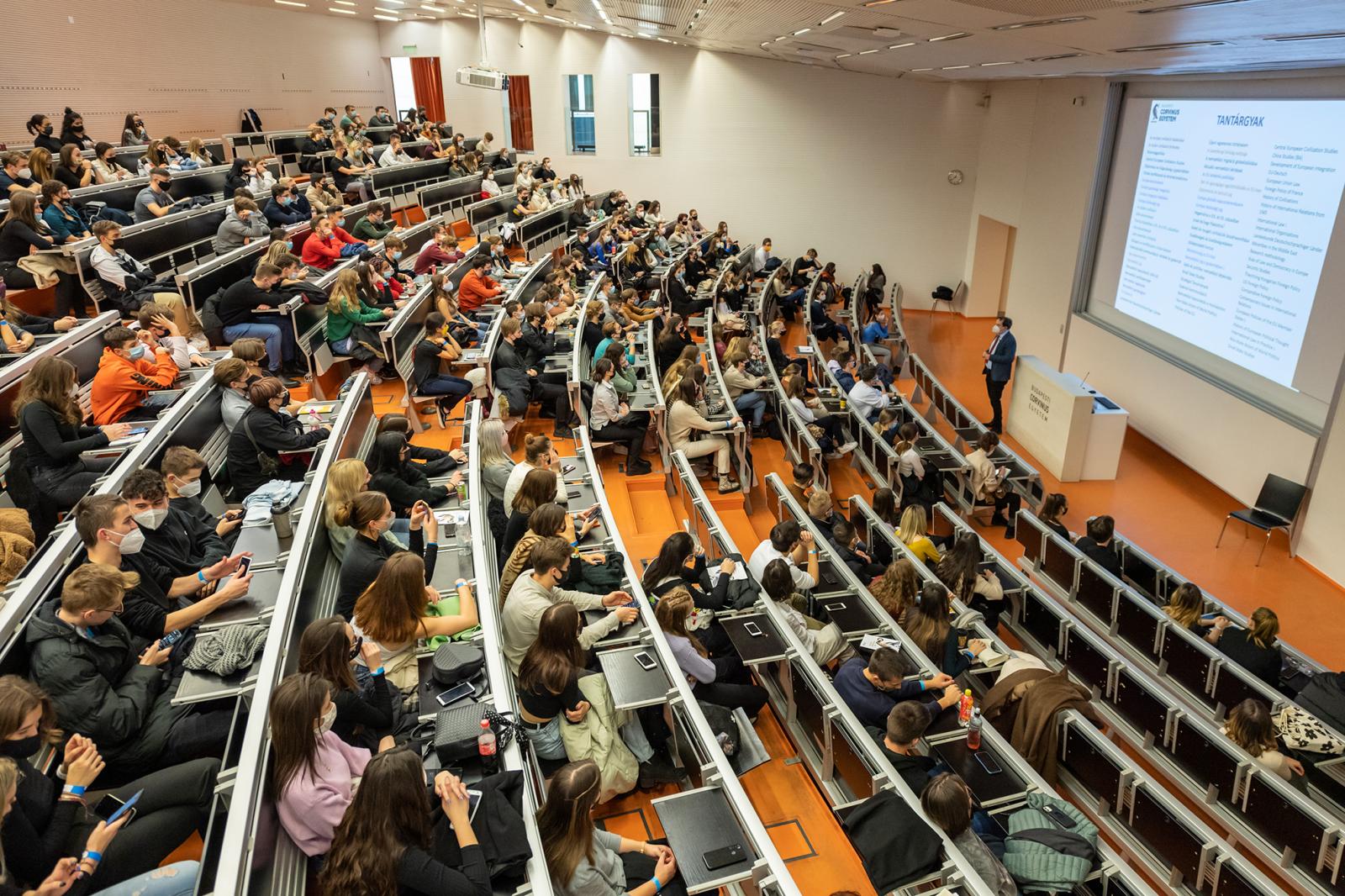 Nem oda akarnak menni egyetemre a magyar diákok, ahová terelnék őket, a a tavalyinál is kevesebben kerülhetnek be államilag finanszírozott képzésre
